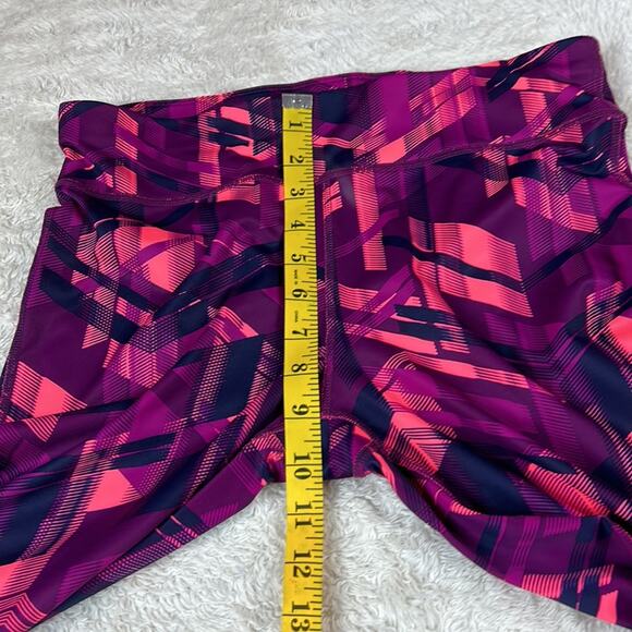 Xersion pink and purple patterned fitted work out legging capri pants, med - Picture 7 of 11